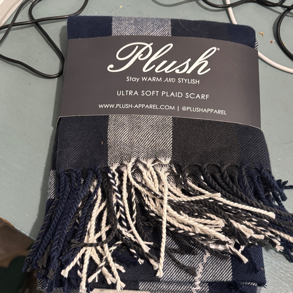 Plush Ultra Soft Plaid Scarf - Navy & Cream